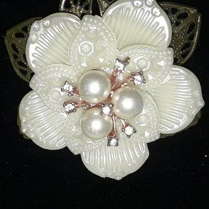 A PRECIOUS PEARL FLORAL PENDANT